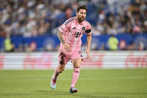 بالفيديو: ميسي يُبهر العالم بهدف فردي مذهل في مباراة إنتر ميامي ومونتريال 