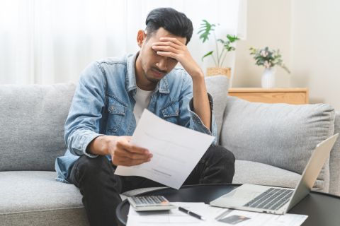 9 أخطاء مالية تُسقطك في الديون