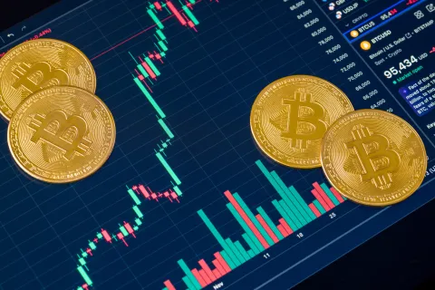 الذهب يٌشع أمام تراجع الدولار