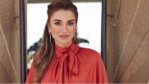 رقي وأناقة ملكية خالدة... أبرز إطلالات الملكة رانيا العبدالله في عامها الـ55