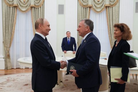 U.S. envoy meets Putin in last-ditch bid to end Ukraine war