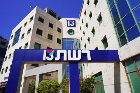 بالفيديو..إقتحام استوديو قناة 13 في بث مباشر ومُطالبة بوقف الحرب