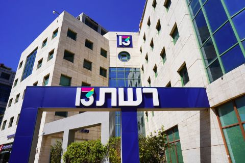 بالفيديو..إقتحام استوديو قناة 13 في بث مباشر ومُطالبة بوقف الحرب