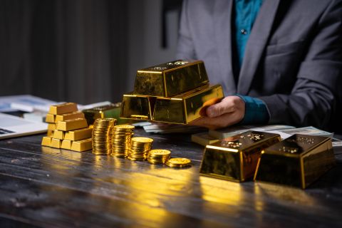 الذهب يتراجع والدولار يصعد وسط التحركات الفيدرالية