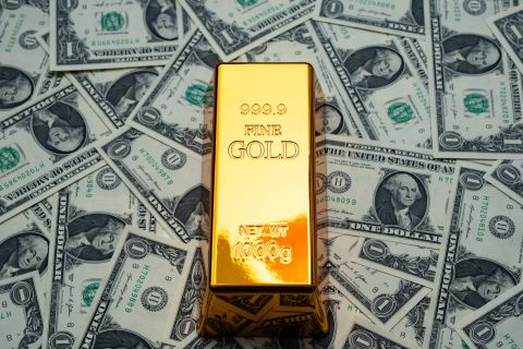 أسعار الذهب تتدنى مع صعود الدولار 