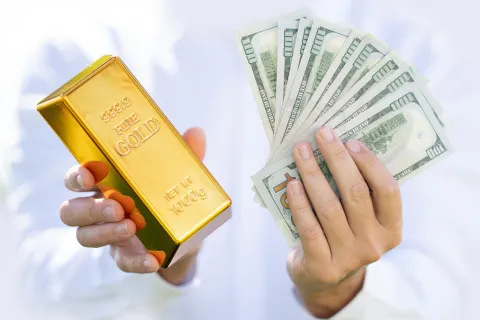 الذهب يحلق للقمة بعد إقالة ليسا كوك