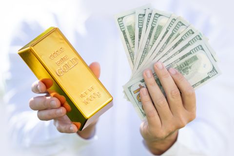الذهب يحلق للقمة بعد إقالة ليسا كوك