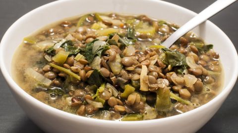 شوربة العدس مع السبانخ