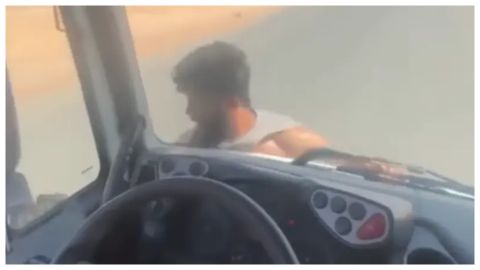 بالفيديو: سائق يترك شاحنته بلا سائق وسط الطريق