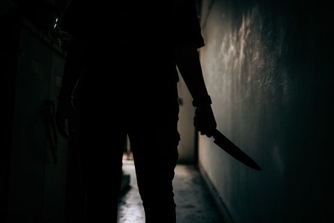 بالفيديو: صاحب مطعم يقتل مسلحاً حاول سرِقة عائلة 