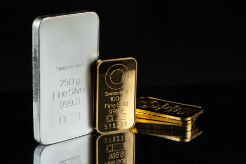 أسعار الذهب تسجل رقماً قياسياً بتخطيها 3501 دولار 