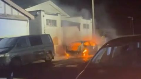 حادث كراهية جديد.. سكبوا البنزين وأحرقوا مسجدا في بريطانيا