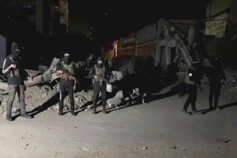 إنقاذ مستمر لناقلة غاز قبالة اليمن.. ما علاقة الحوثيين؟