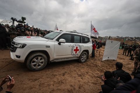 تسليم جثة أسير إسرائيلي.. واشنطن تضغط والفصائل تطالب