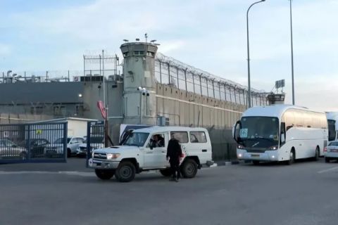 مراسم التسليم.. الأسرى الفلسطينيون في طريقهم إلى الحرية