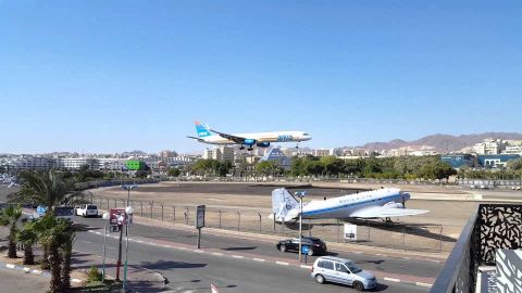تعطل هبوط طائرة في مطار إيلات بسبب 