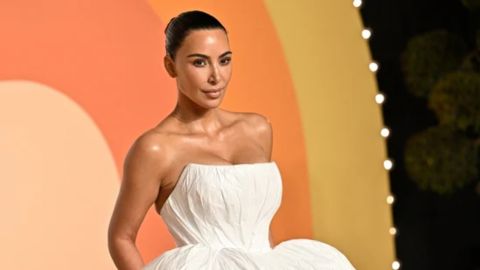 كيم كارداشيان بإطلالة القناع الغريبة في حفل أكاديمية المتحف السينمائي