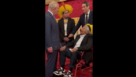 بالفيديو: زعيم شعب الأمازون بمظهر غريب مع الملك تشارلز