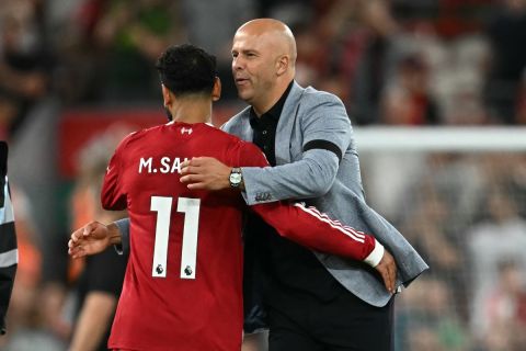 إنه بشر وليس آلة: مدرب ليفربول يدافع عن محمد صلاح