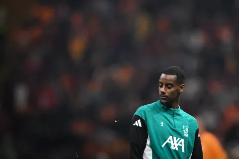 Liverpool’s Record Signing Isak Delivers Just 4 Touches vs Galatasaray