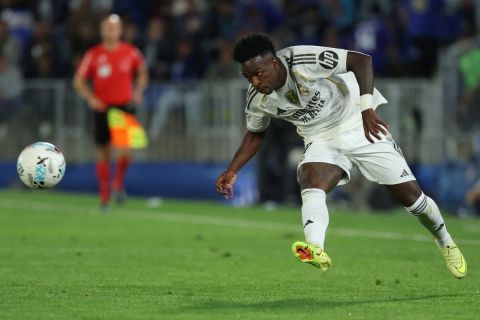 أسطورة ريال مدريد يفقد صبره تجاه فينيسيوس: يجب أن يضبط انفعالاته