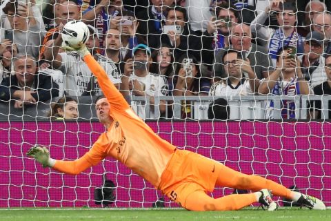 تشيزني يدخل تاريخ برشلونة..تفاصيل أول تصدٍ لركلة جزاء في الكلاسيكو منذ 1991