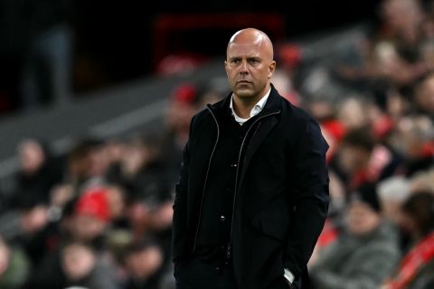 ليفربول يُعلن موقفه النهائي من إقالة آرني سلوت بعد هزيمة الكأس المذلة