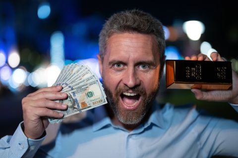 الذهب يُسجل أعلى مستوى في تاريخه بالكامل