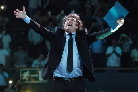 بالفيديو: الرئيس الأرجنتيني يقيم حفل لشعبه بينما الإقتصاد ينهار