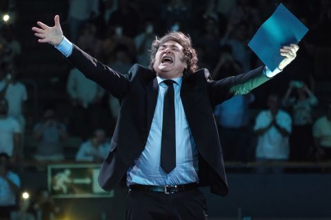 بالفيديو: الرئيس الأرجنتيني يقيم حفل لشعبه بينما الإقتصاد ينهار