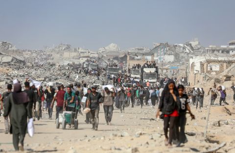 بدء دخول 400 شاحنة مساعدات إلى غزة 