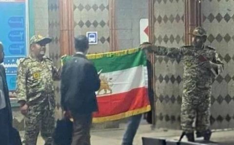 إيران: توقيف رجلين بزي عسكري يحملان