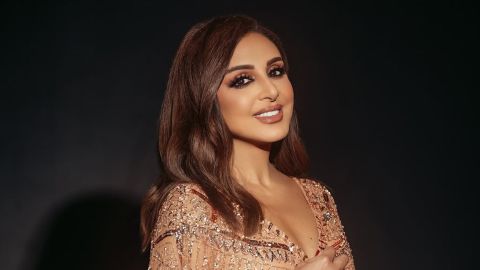 معجب يوقف غناء أنغام ليقدم لها هديّة مميّزة والجمهور يشتعل حماسًا