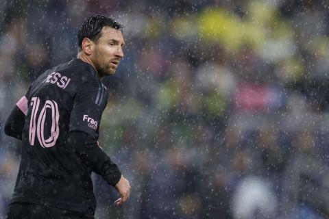 ميسي يوجه رسالة مؤثرة لجماهير برشلونة بعد زيارته المفاجئة للكامب نو