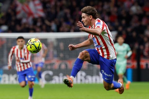 ألفاريز يعلق على اهتمام برشلونة بضمه كخليفة لليفاندوفسكي