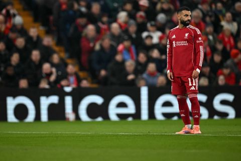 أسطورة ليفربول يطالب بإجلاس صلاح فوراً بعد كارثة آيندهوفن