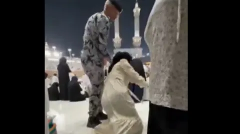 فيديو: رجل أمن يعتدي على إمرأة في الحرم