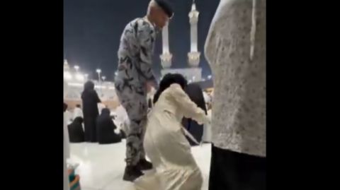 فيديو: رجل أمن يعتدي على إمرأة في الحرم