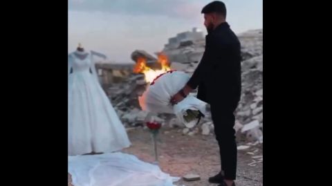 فيديو: غزي يحرق فستان خطيبته بعد استشهادها