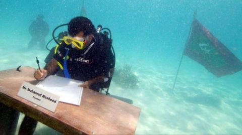 اجتماع حكومي في قاع البحر