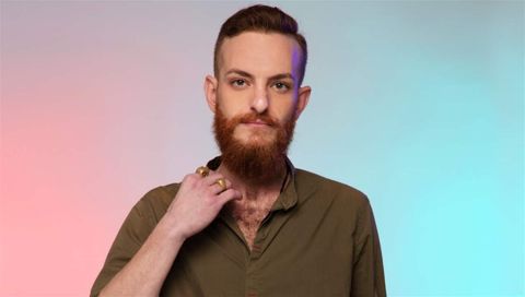 مظهر أويس مخللاتي يعرضه للانتقاد.. ويتهم بالشذوذ