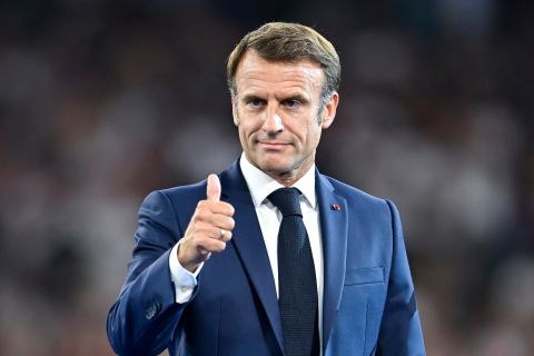 فيديو مثير للجدل: ماكرون يُقبل النساء في البرازيل