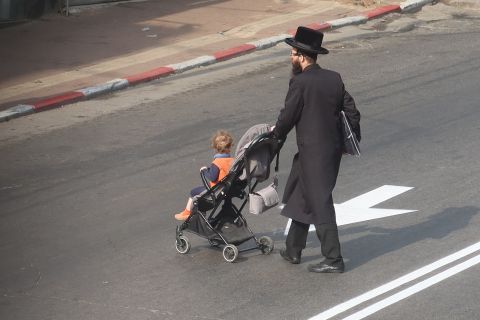 فيديو صادم: حاخام يسرق عملات من نافورة