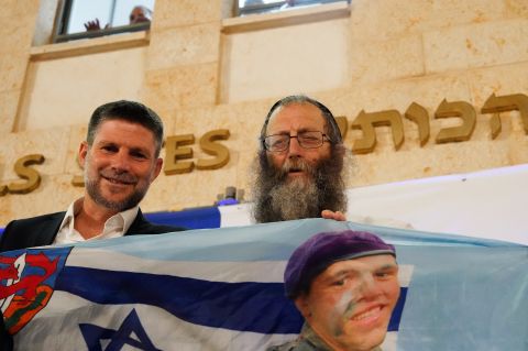 فيديو: مراهقو إسرائيل يفقدون السيطرة أمام وزير المالية