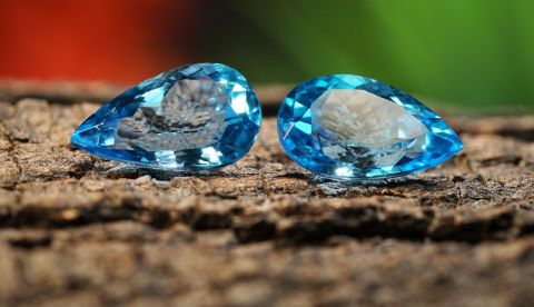 ديسمبر بألوان الأحجار الكريمة: التنزانيت والزركون والفيروز