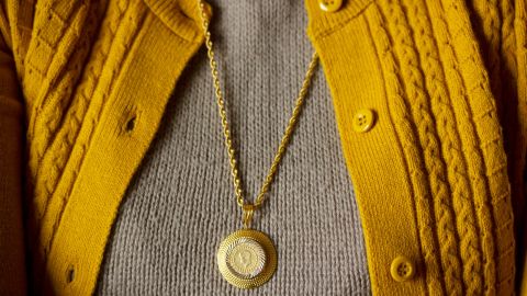 كيف ترتدين الذهب بأناقة خلال فصل الشتاء؟