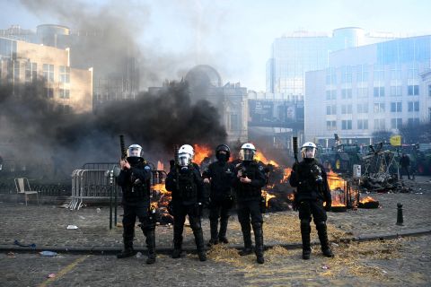 Thousands of EU farmers clash with police in Brussels