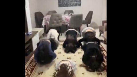 فيديو مثير: فتيات تركيات يسخرن من الصلاة 