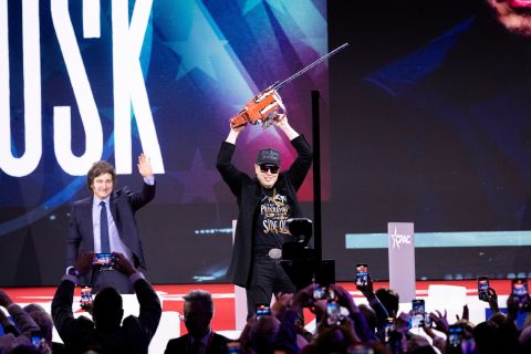 بعد حكم قضائي حول راتبه: إيلون ماسك أول شخص تصل ثروته إلى؟