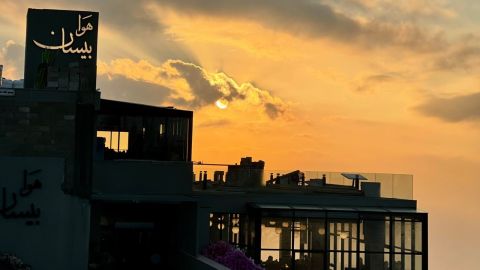 مطعم وكافيه هوا بيسان... تجربة ذوق وإطلالة تأسر الحواس في قلب السلط